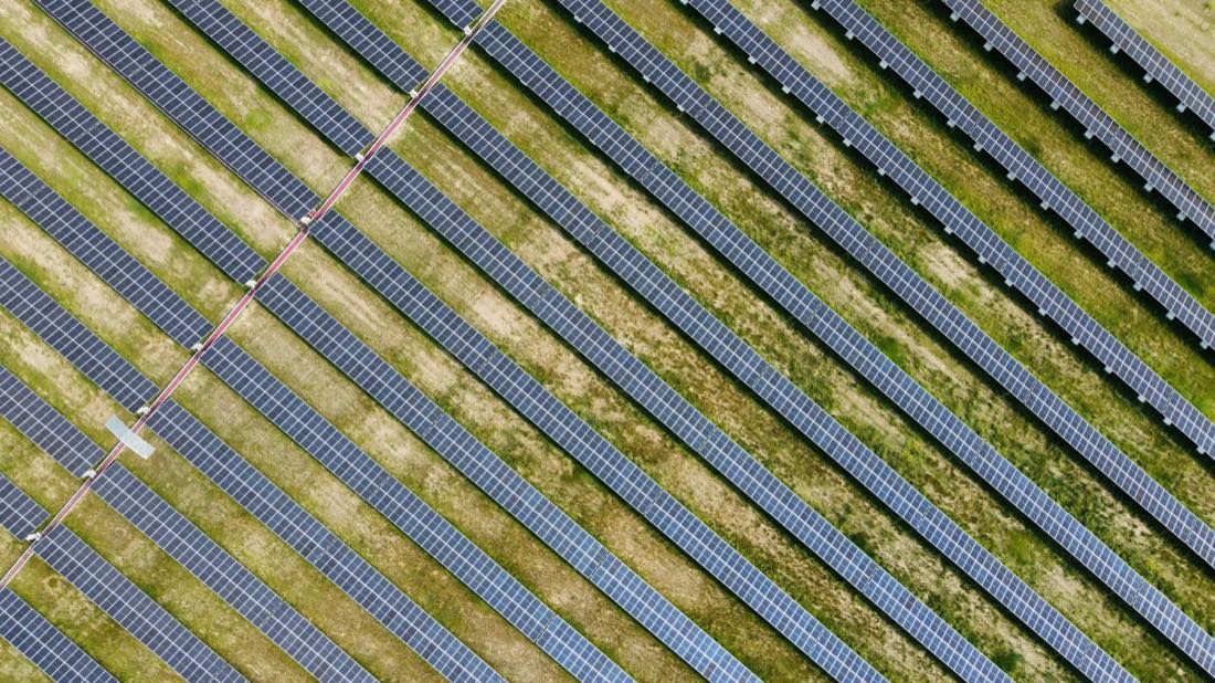 Solarpark aus der Vogelperspektive