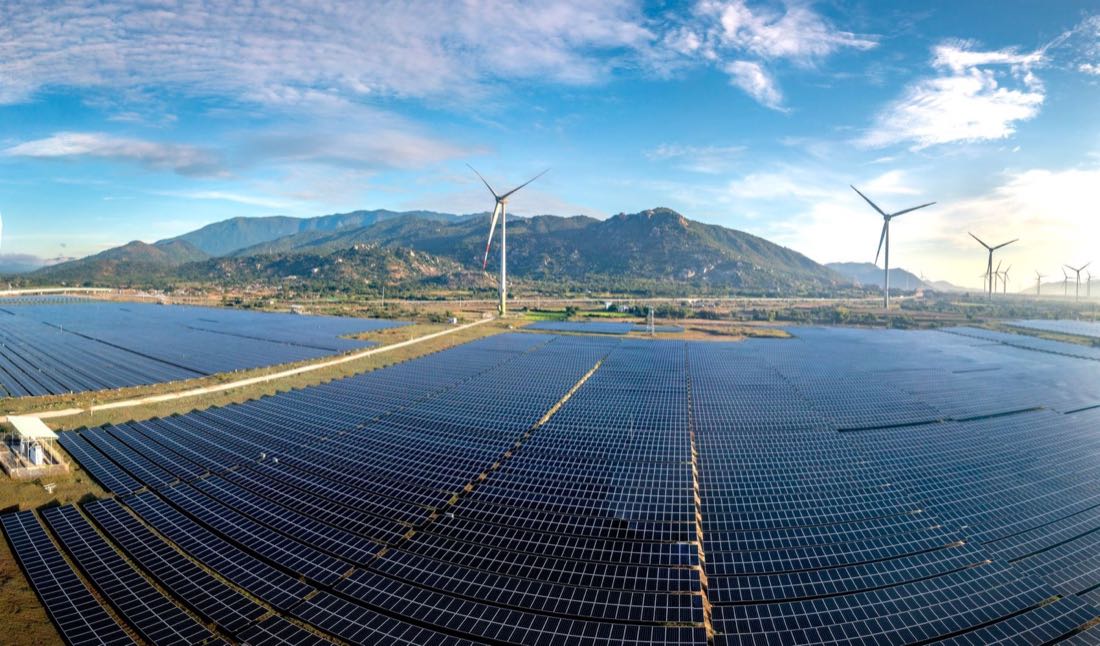 Großflächige Solar- und Windenergieanlagen in einer Berglandschaft